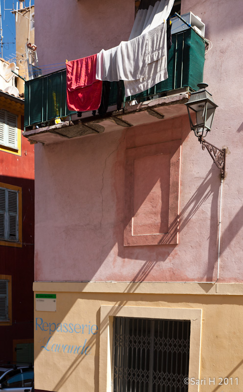 nizza-14.jpg - A laundry shop