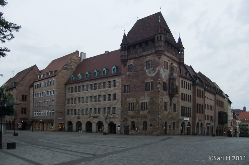 nurmberg-19.jpg - Nassauer Haus, Two lower floors date back to the early 13th century, in 1422-23 the upper floors with the chapel bay window and corner towers were added. This building also suffered considererable war damage.