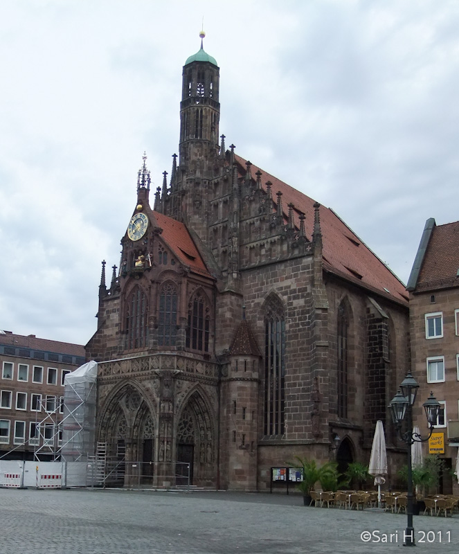 nurmberg-24.jpg - Frauenkirche (Our Lady's church), built by (presumably) Peter Parler between 1355-1358. Männleinlaufen (The Running Men) clockwork was created in 1509 by Sebastian Lindenast and Georg Heuß.