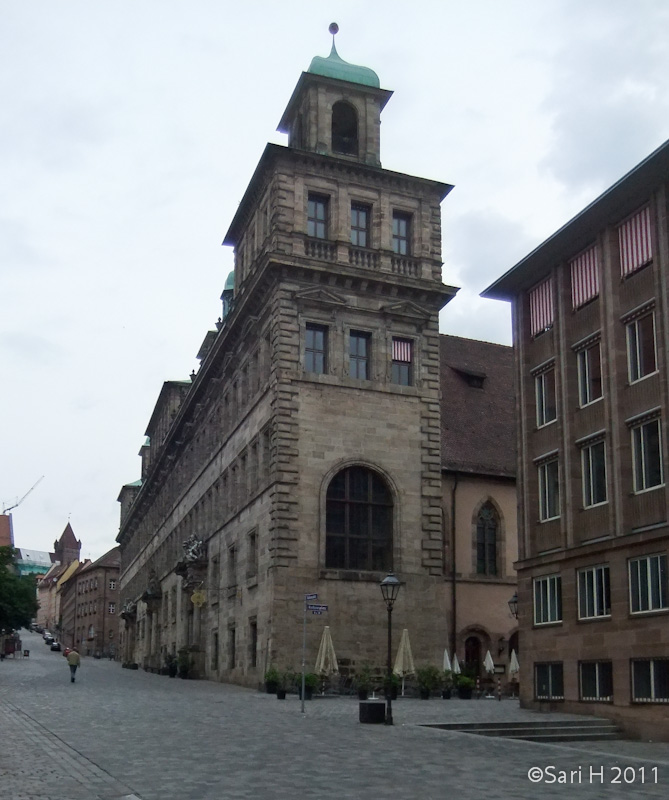 nurmberg-29.jpg - Rathaus (Old City Hall), the term "Old City Hall" comprises all buildings erected between the 14th and 17th century in the block bordered by Rathausplatz, Rathausgässchen and Theresienstraße. The so-called Wolff building was constructed between 1617 and 1622 on the site of former Gothic buildings. The design by Jakob Wolff the Younger, with its three-storey western façade, subdivided in Classical style, and erected opposite the eastern choir of St Sebaldus' Church, is modelled on Italian palazzo design, and to this day has remained a dominant element in the cityscape.