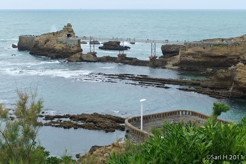 biarritz-5.jpg - Esplanade de la Vierge, a narrow iron bridge built by Gustave Eiffel leads to the Rocher de la Vierge.