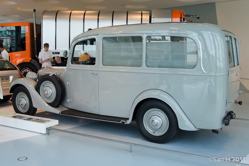 merc_museum-39.jpg - 1937 Mercedes-Benz 320 Krankenwagen. Mercedes-Benz chassis' were used by many ambulance body builders, like Lueg, Miesen and Binz. 78 hp, top speed 90 km/h