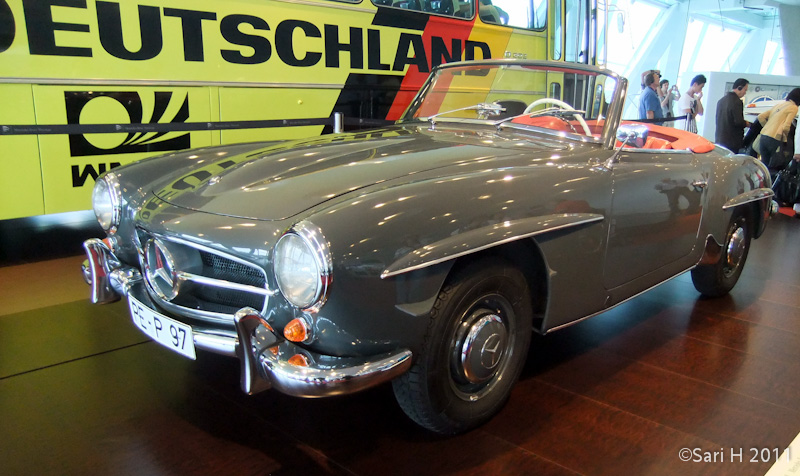 merc_museum-41.jpg - 1958 Mercedes-Benz 190 SL. Very popular car in the end of the 50's, owned for instance by Karim Aga Khan, Grace Kelly, Zsa Zsa Gabor and Gina Lollobrigida. 105 hp, top speed 171 km/h