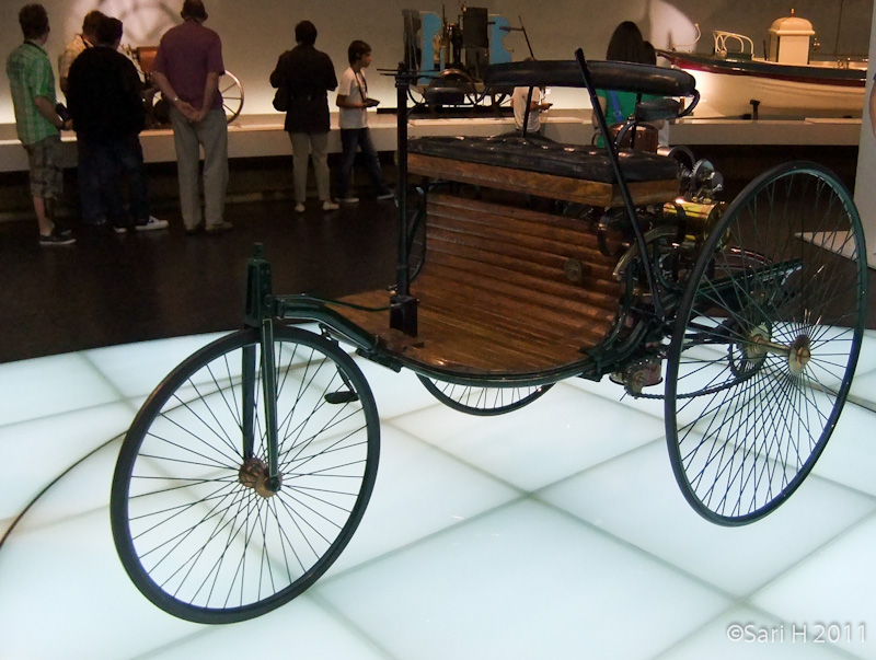 merc_museum-5.jpg - Benz patent motor car, world's first gasoline-engined automobile. 1886, 0,75hp.