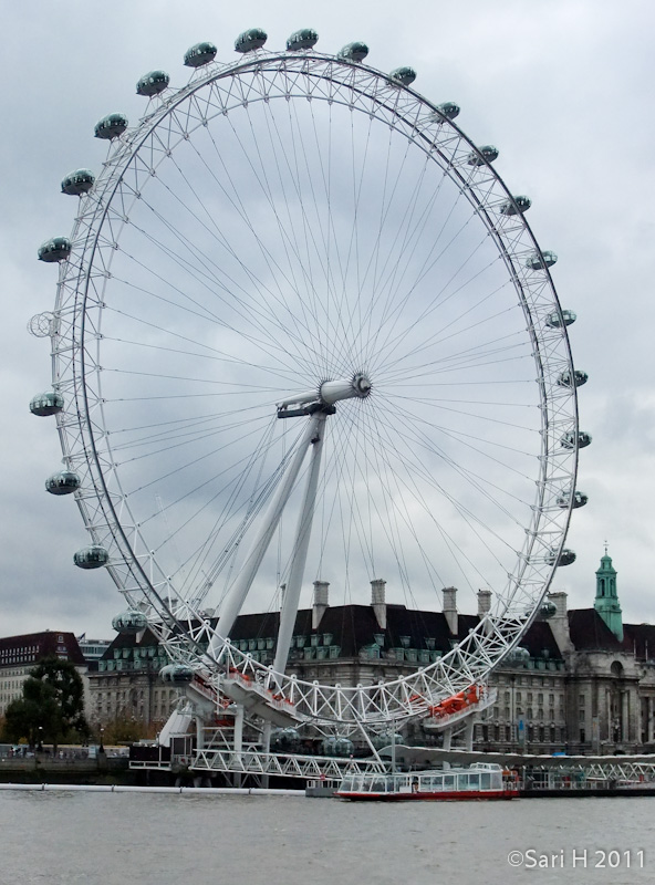 DSCF2746.jpg - The London Eye is a giant Ferris wheel situated on the banks of the River Thames, in London, England. The entire structure is 135 metres tall and the wheel has a diameter of 120 metres.It is the tallest Ferris wheel in Europe, and the most popular paid tourist attraction in the United Kingdom, visited by over 3.5 million people annually. When erected in 1999, it was the tallest Ferris wheel in the world. (Wikipedia)